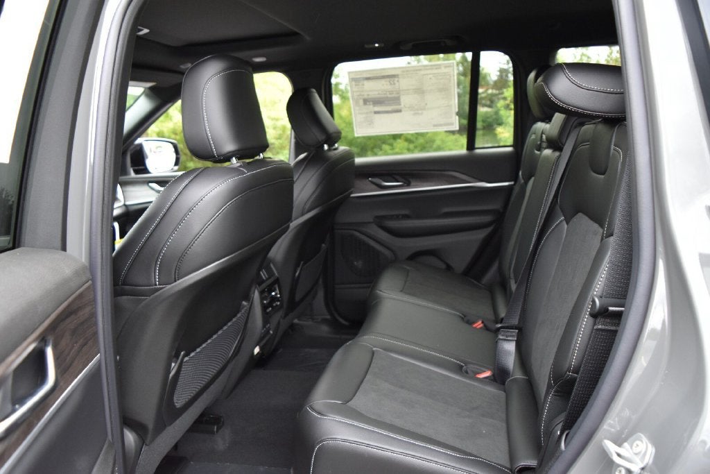 2027 Jeep Grand Cherokee Altitude