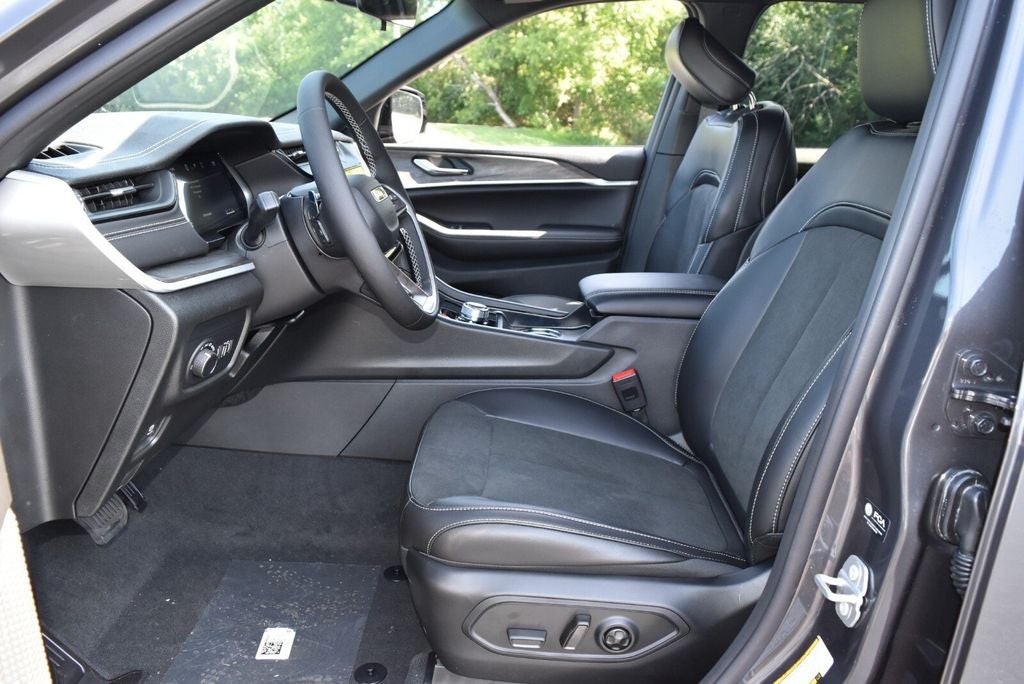 2026 Jeep Grand Cherokee Laredo Altitude
