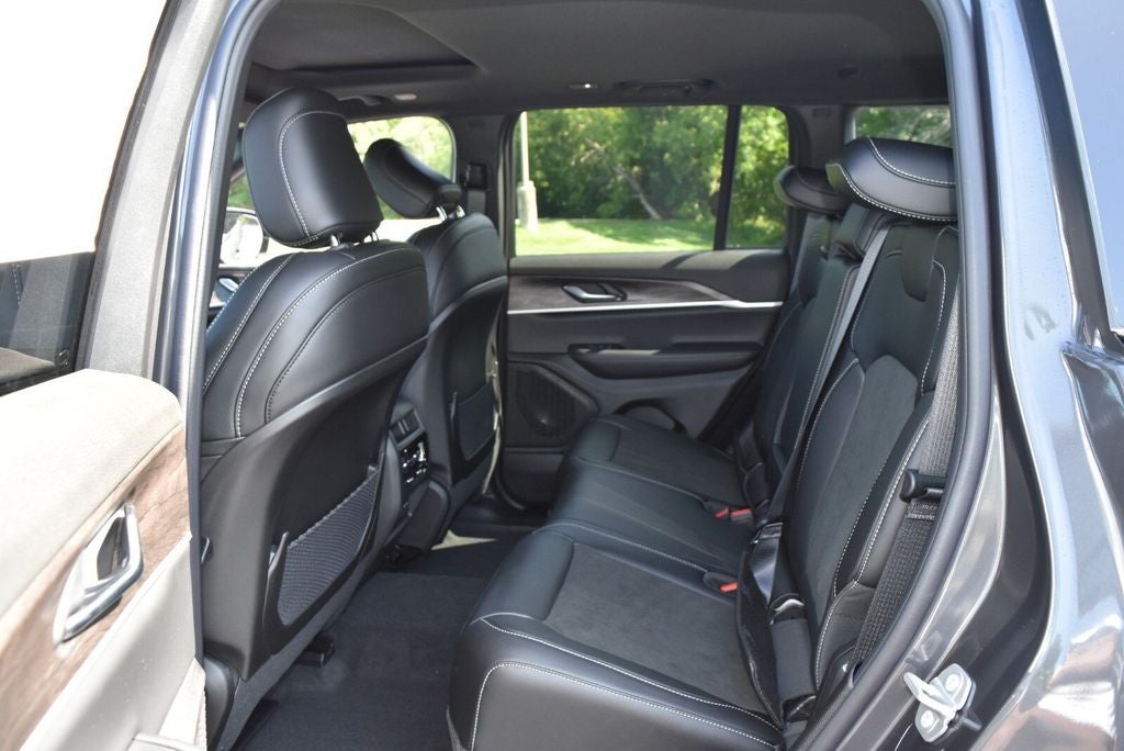 2026 Jeep Grand Cherokee Laredo Altitude
