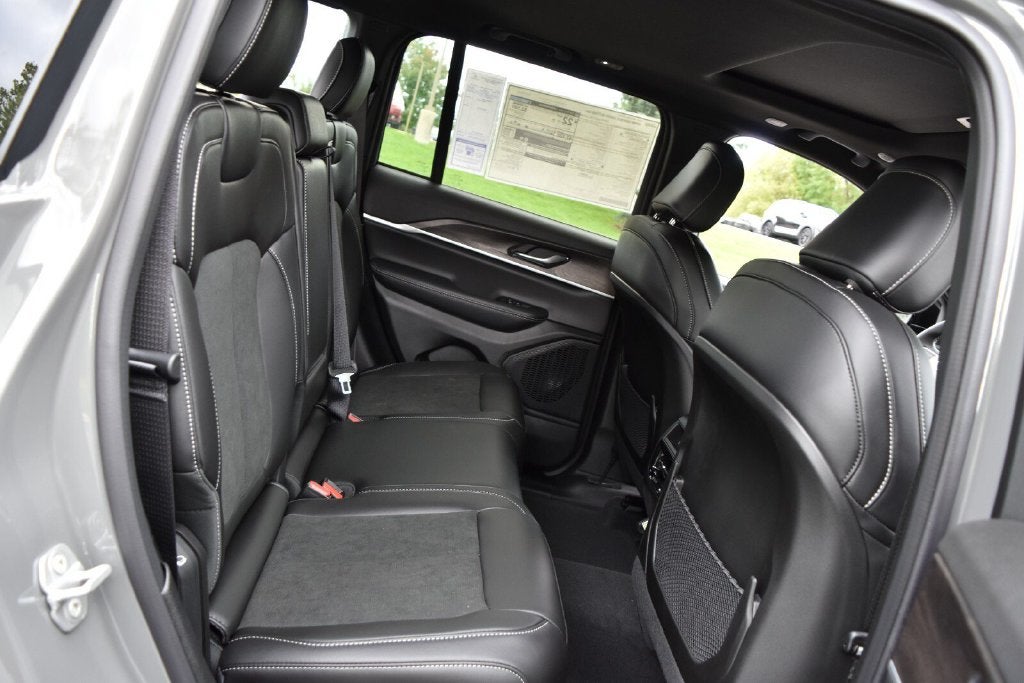 2027 Jeep Grand Cherokee Altitude