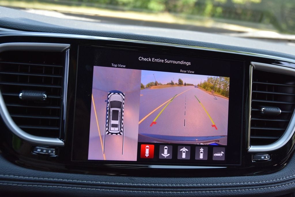 2027 Chrysler Pacifica Select